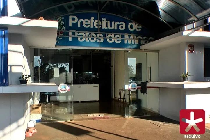 imagem colorida, mostrando a entrada principal da prefeitura de Patos de Minas