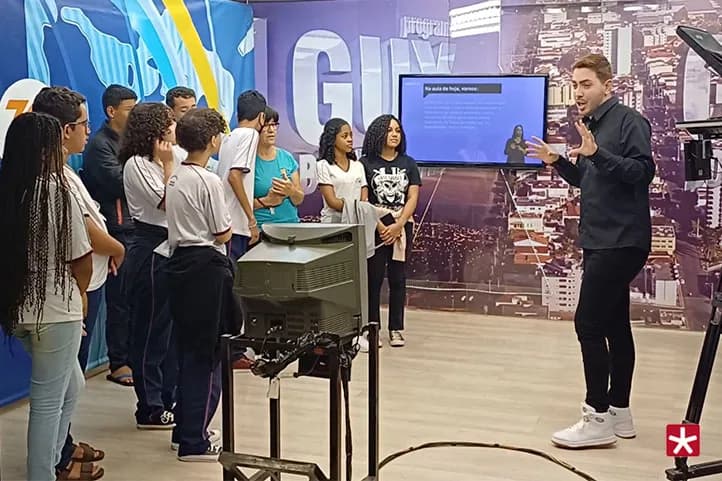 estudantes nos estúdios da NTV