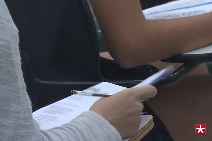 estudantes fazendo prova