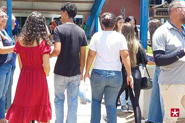 estudantes no dia do enem chegando ao local de prova