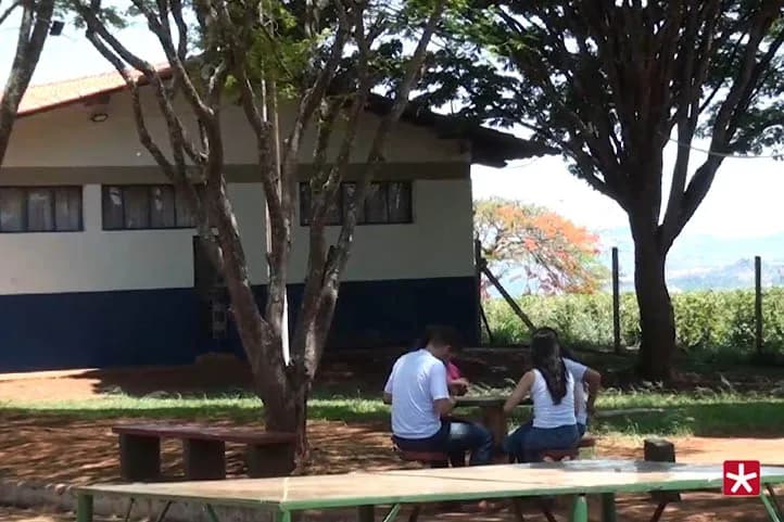 Estudantes em pátio de escola