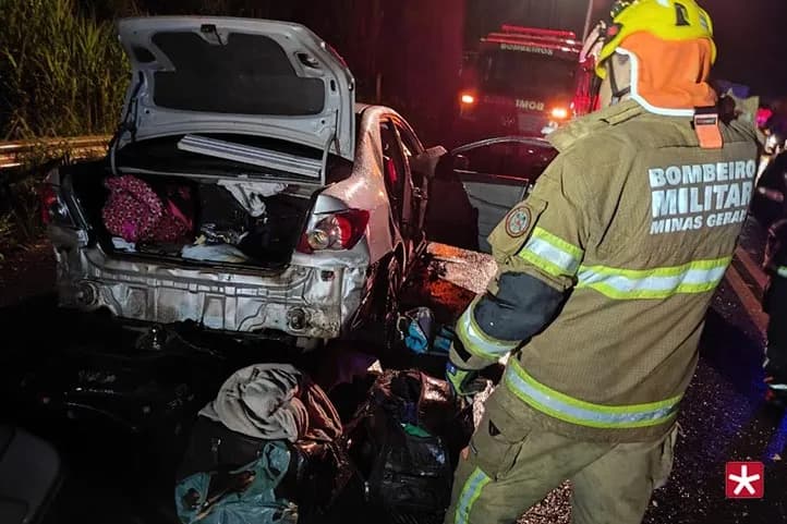 local do acidente com bombeiros em atendimento as vitimas