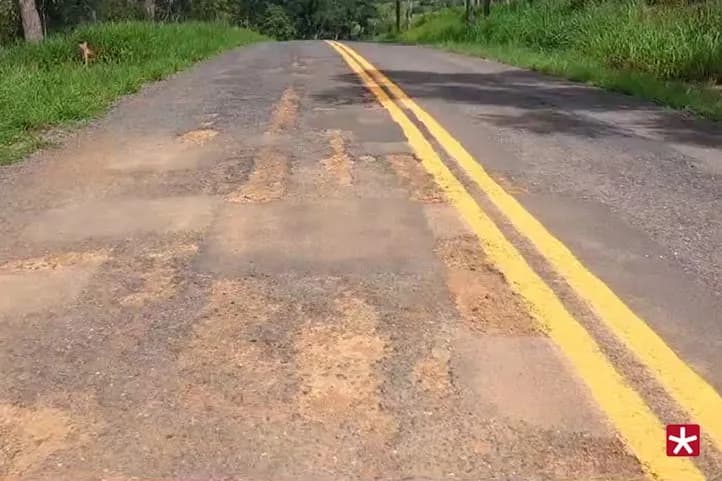 rodovia com buracos e pintura