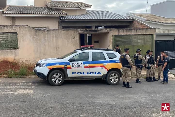 viatura em frente a residência onde aconteceu o homicídio