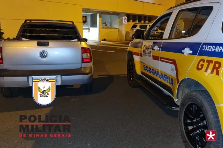 carro roubado ao lada de viatura da PM