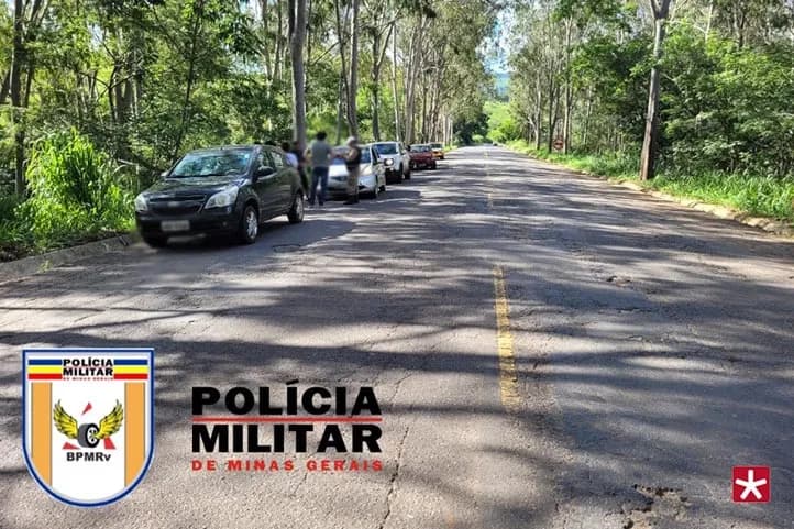 veículos na rodovia após as batidas