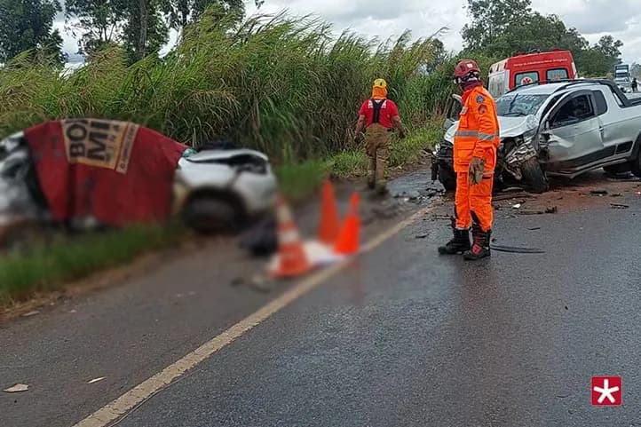 os dois veículos batidos no local do acidente