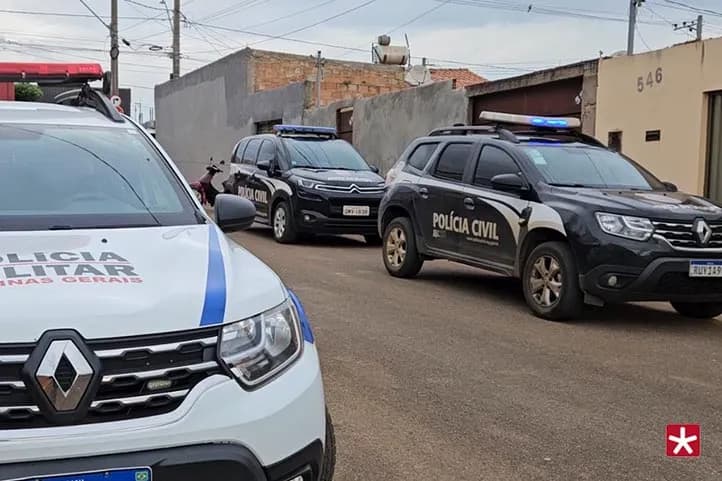 viaturas das policias Civil e Militar no local do crime