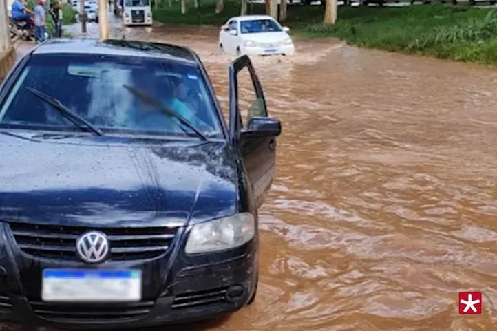 carros em via alagada