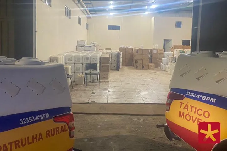 viaturas na porta do local onde a carga furtada estava