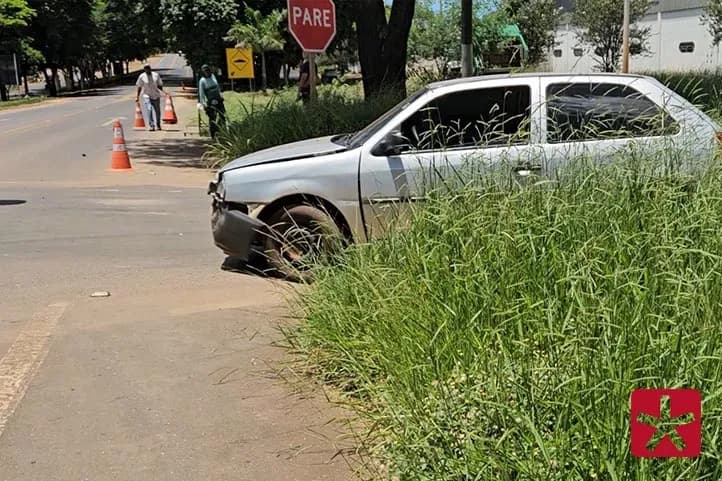 veículo no cruzamento onde o mato toma conta do canteiro na avenida JK