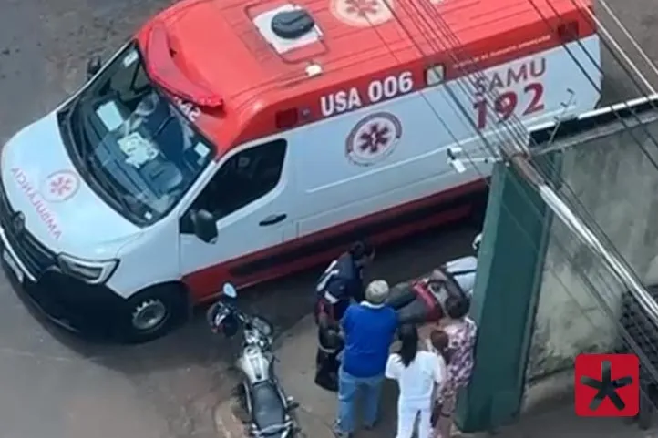 local do acidente com viatura do Samu pessoas ao redor e o socorristas transportam a vítima