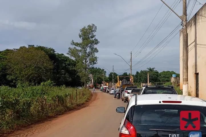 Fila de veículos diversos em congestionamento na Avenida Joaquim Fuba, proximo a ponte do arco