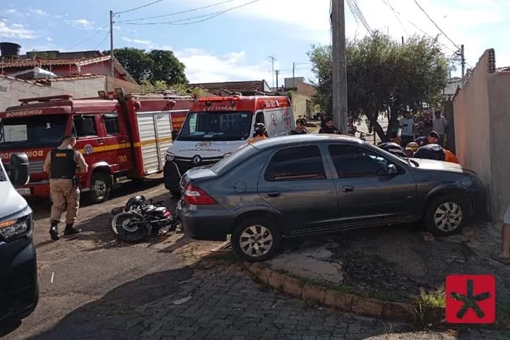 carro sobre a calçada, motocicleta caida ao lado das viaturasa do corpo de bombeiros e Samu  