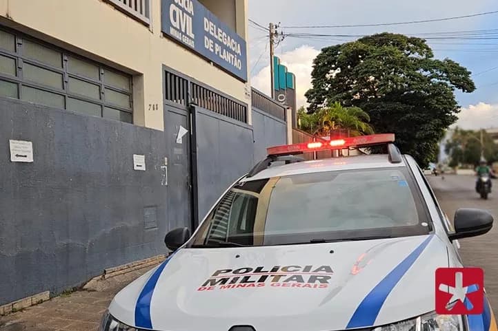viatura da polícia militar estacionada na porta da delegcia de plantão