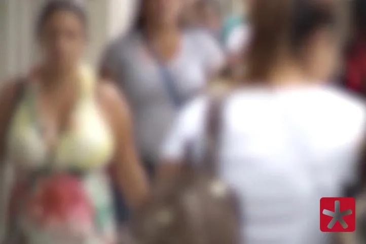 imagem desfocada de mulheres andando na rua