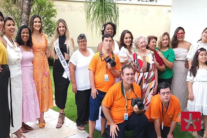 imagem colorida com alunos da Apae e pessoas homenageadas