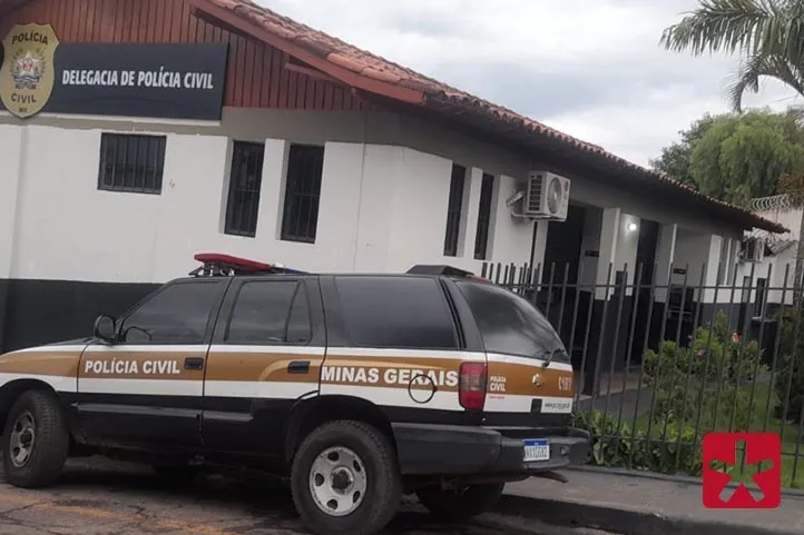 viatura da Polícia Civil estacionada em frente a delegacia em Rio Paranaíba