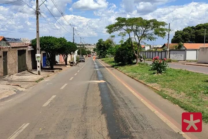 avenida das Paineiras com óleo derramado 