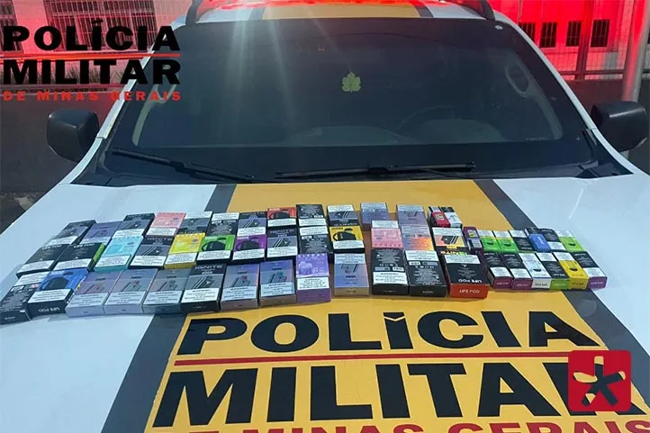 materiais apreendidos, dispostos sobre o capô da viatura
