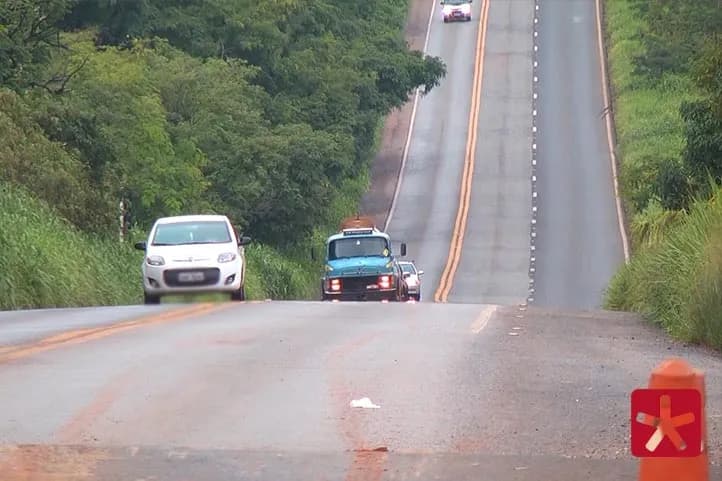 Rodovia 365 com com tráfego de caminhões e carros