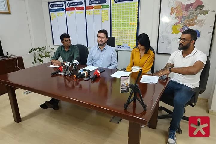 imagem colorida da coletiva de imprensa no gabinete do prefeito com a participação de autoridades