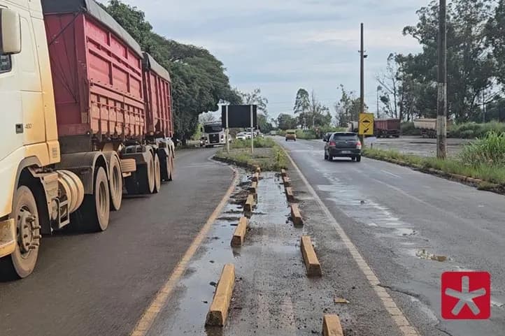 caminhões e carros transitando em rodovia