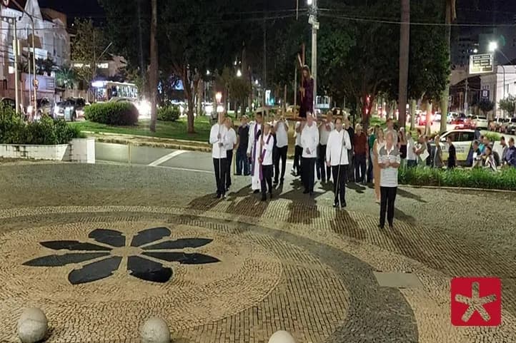 procissão da Semana Santa, com fieis chegando a Catedral de Santo Antonio em Patos de Minas