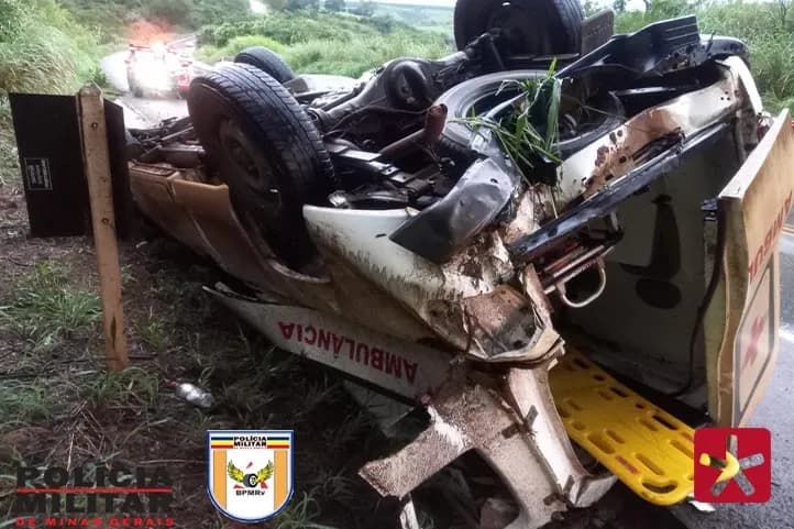 ambulância tombada com as quatro rodas para cima no acostamento da rodovia em Patos de Minas