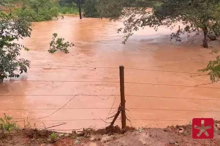 Imagem colorida mostrando corrégo transbordando no meio rural de Patos de Minas