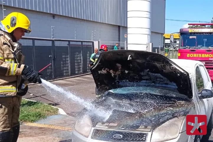 Carro pega fogo próximo ao batalhão de Polícia Militar