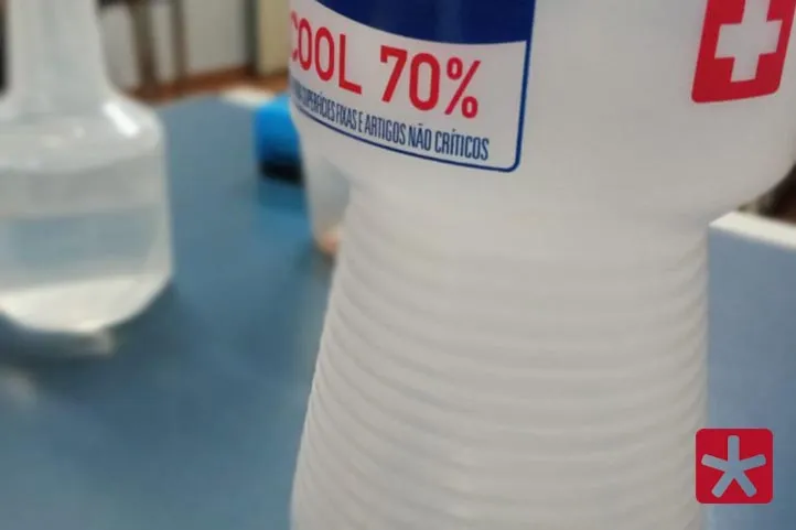 imagem colorida mostrando recipiente com alcool 70%