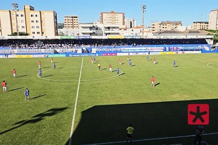 Imagem do estádio Zama Maciel, com os jogadores da URT e do Boa em campo