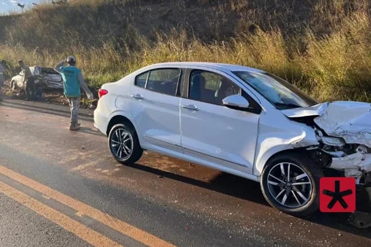 Fotografia mostrando dois carros danificados após acidente na BR 365 em Patos de Minas. O VW Gol fora da pista com a traseira danificada e o Fiat Chronos de cor prata com a frente destruída.