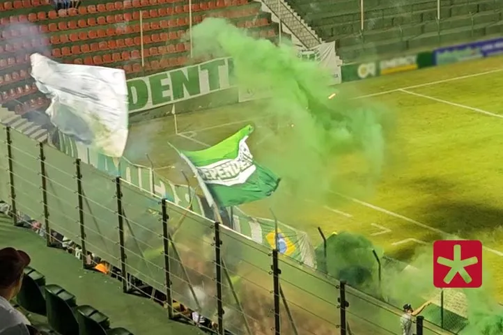 imagem colorida mostrando parte da torcida do Mamoré no estádio Bernardo Rubinger de Queiroz
