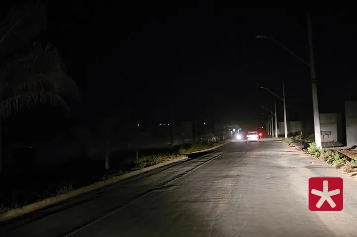 imagem mostra rua as escuras durante apagão em Patos de Minas
