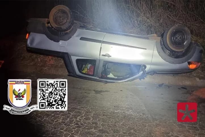 imagem colorida mostrando veículo com as quatro rodas para cima