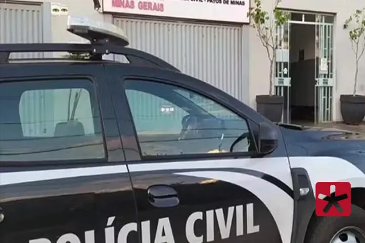 imagem mostrando viatura da policia civil em frente a delegacia regional