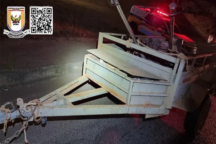 imagem colorida registrada durante a noite, contendo um semirreboque estacionado