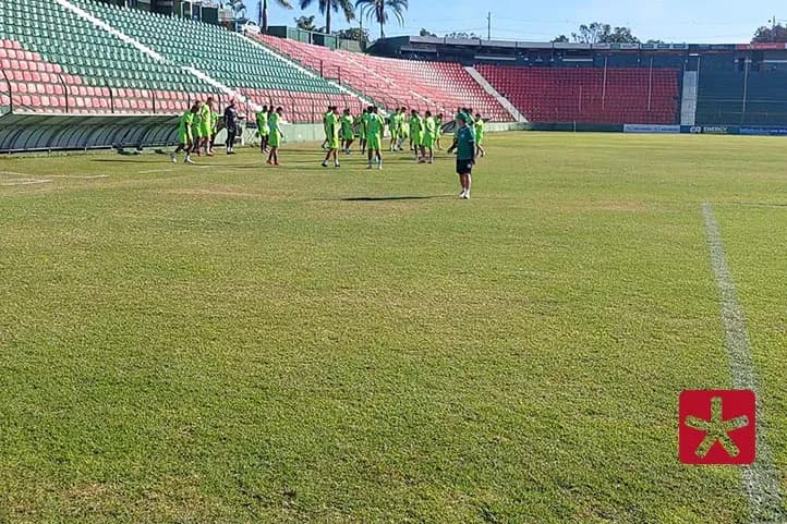Fotografia mostrando jogadores do Mamoré durante treino no gramado do Estádio Bernardo Rubinger de Queiroz