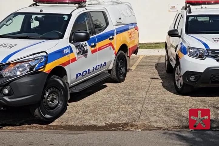 imagem colorida mostrando duas viaturas da PM estaciondas
