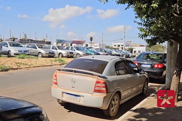 Pacientes e moradores reclamam de estacionamento e sinalização próximo à Santa Casa da Misericórdia em Patos de Minas