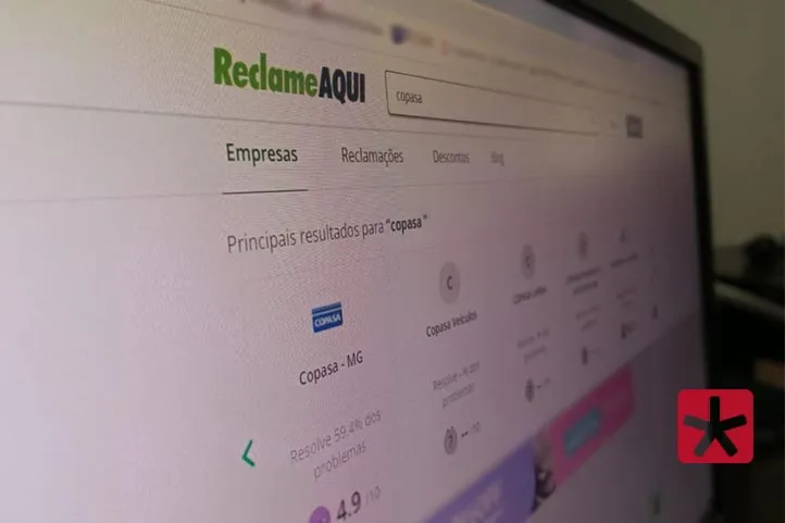 Fotografia colorida mostrando tela de computador acessando o site Reclame Aqui, com o nome da Copasa digitado na pesquisa 