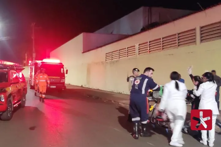 Motociclista bate em carro estacionado e estado de saúde é considerado grave