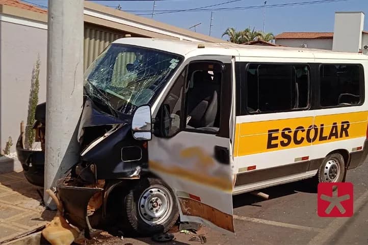 Quatro crianças ficam feridas após acidente com van escolar