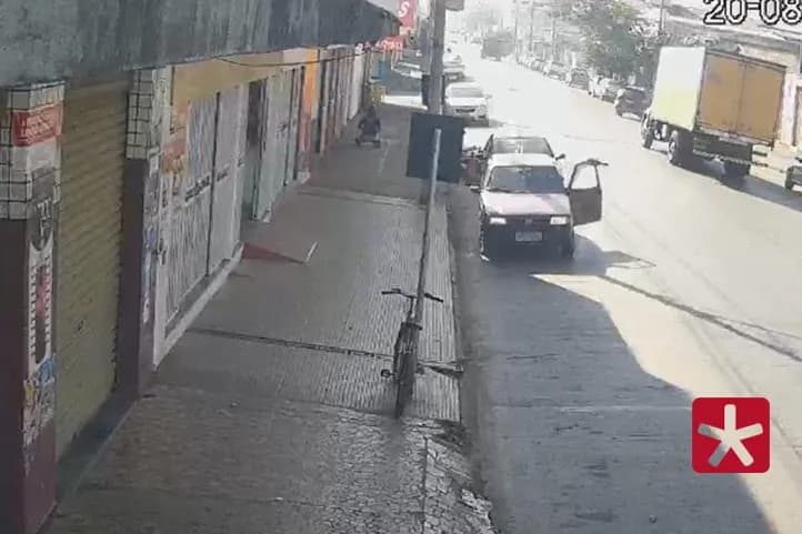 Motociclista escapa da morte em acidente e agradece de joelhos em Patos de Minas