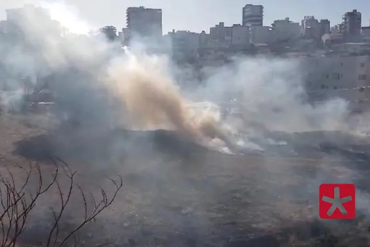 Incêndio em terreno causa danos à residência no bairro Aurélio Caixeta 