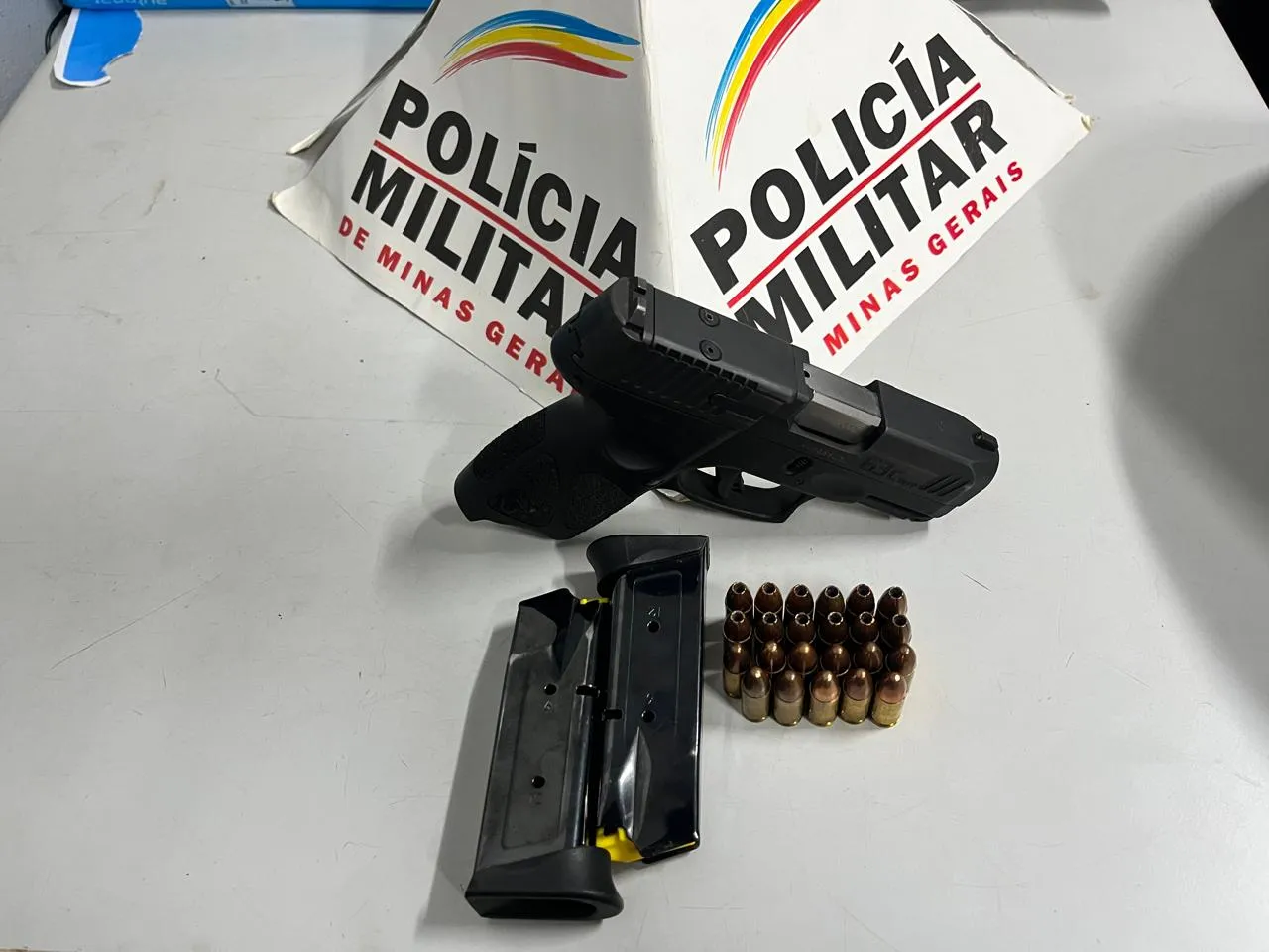 Homem é preso com arma após ameaças contra a esposa
