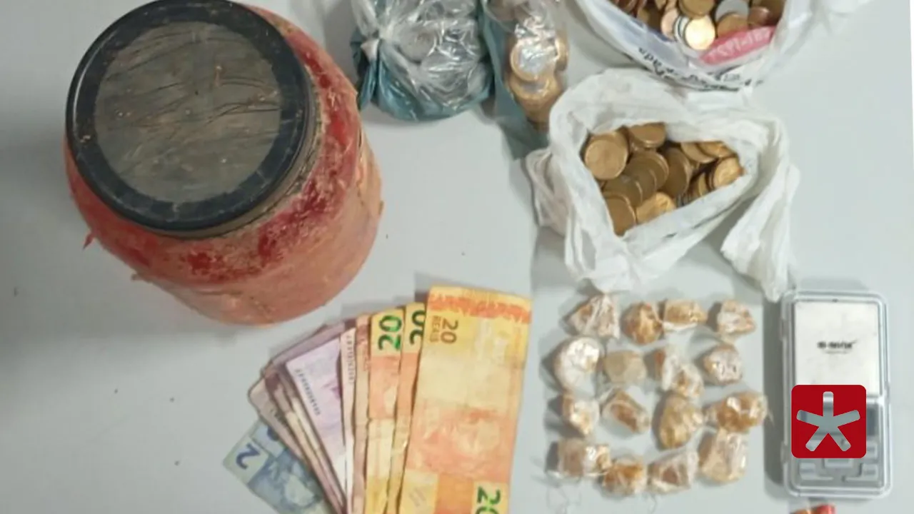 A operação apreendeu droga, balança de precisão e dinheiro em espécie 