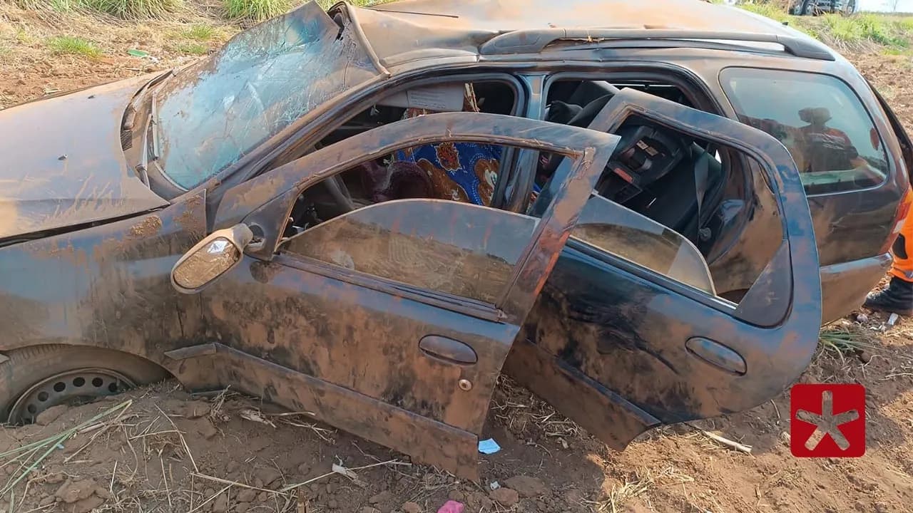 Criança morre após carro capotar